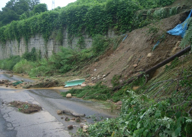 大雨による土砂くずれ